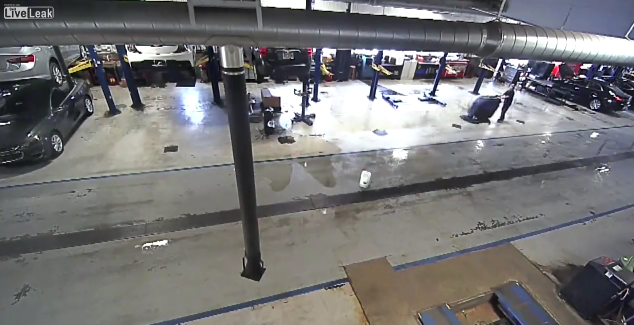 Forrás: www.liveleak.com az egesz szervizt felgyujtotta a takarito